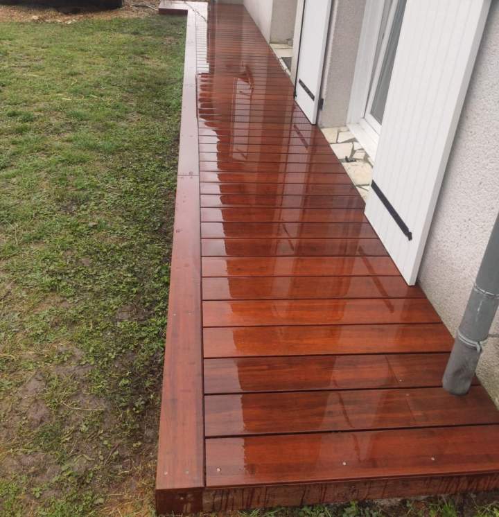 Petite terrasse en bois récemment installée Airvault