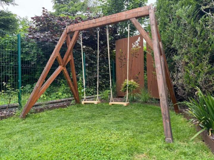 Balançoire en bois installée dans un jardin résidentiel Airvault