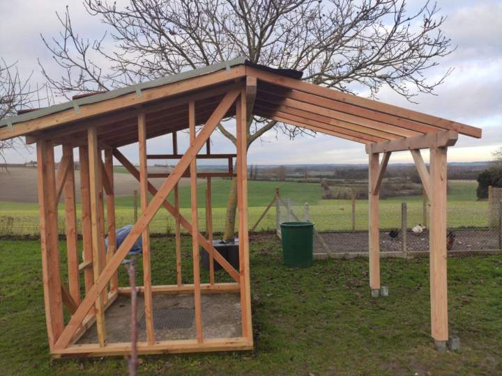Construction en cours d’un abri en bois Airvault