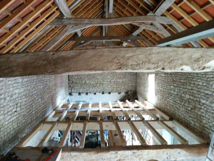 Charpente traditionnelle en cours de restauration Airvault