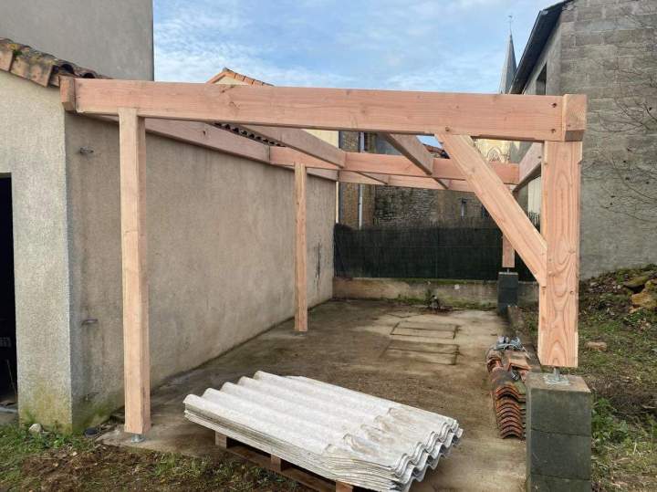 Structure en bois en cours de construction Airvault